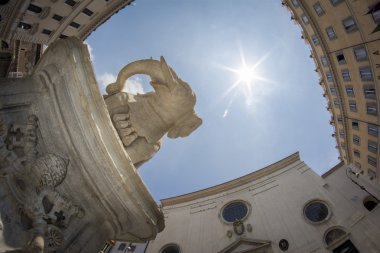 Aşağılardan ve Piazza della Rotonda Dikilitaş balıkgözü görünümünü. Roma