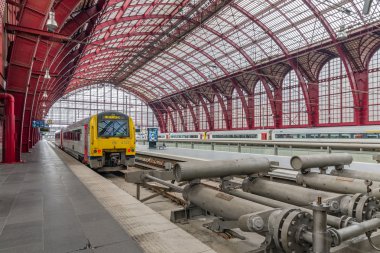 Okuldan ayrılırken, Anvers Merkez İstasyonu'na, Belçika için hazır tren