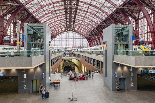 Renoviertes Interieur des berühmten Hauptbahnhofs von Antwerpen, Belgien — Stockfoto