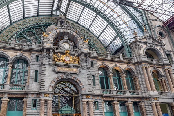 Stora salen med klocka i art déco-stationen i Antwerpen, Belgien — Stockfoto