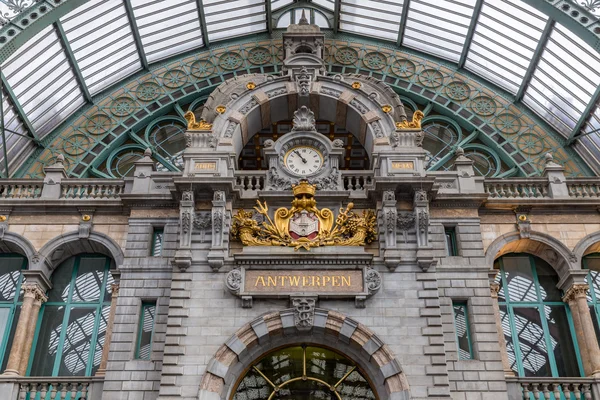 Nagytermében Clock art deco állomás, Antwerpen, Belgium — Stock Fotó