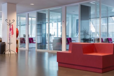 Modern ofis bekleme odası ile ziyaretçiler için Binası