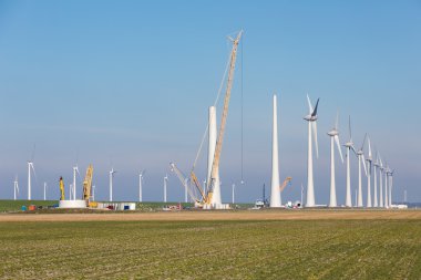 İnşaat alanında yeni büyük Hollandalı Rüzgar Çiftliği Tarım peyzaj