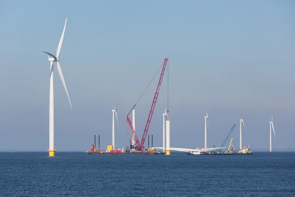 Site de construction d'un parc éolien offshore près de la côte néerlandaise — Photo