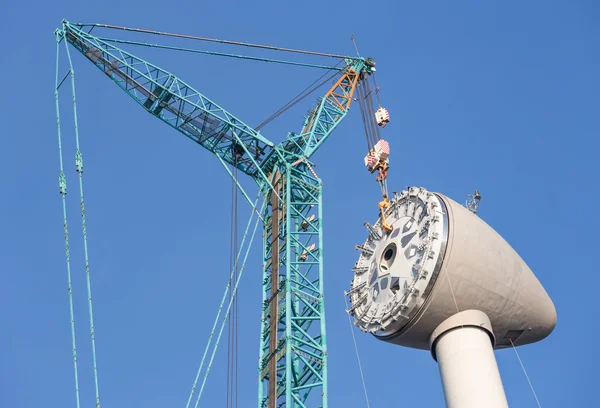 Installation eines Rotorhauses an der Spitze einer neuen holländischen Windkraftanlage — Stockfoto