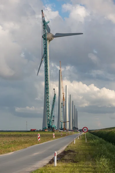 Construção de turbinas eólicas nos Países Baixos — Fotografia de Stock