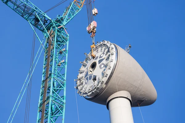 Instalación de la casa del rotor en la parte superior de una nueva turbina eólica holandesa — Foto de Stock