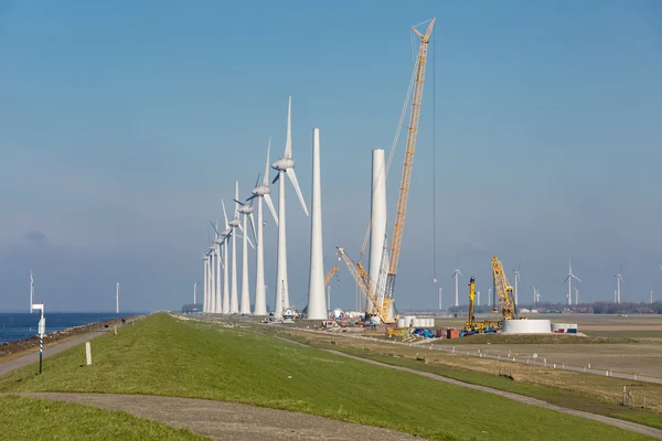 Bouwplaats van nieuwe grote Nederlandse windpark in agrarische landschap — Stockfoto