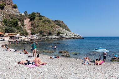 Sicilya, İtalya, Taormina plaj rahatlatıcı turist