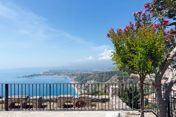 Panorama Taormina con vista al volcán Etna, Sicilia, Italia — Foto de Stock