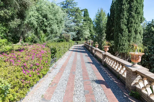 Caminhadas em jardins botânicos de Taormina na Sicília, Itália — Fotografia de Stock