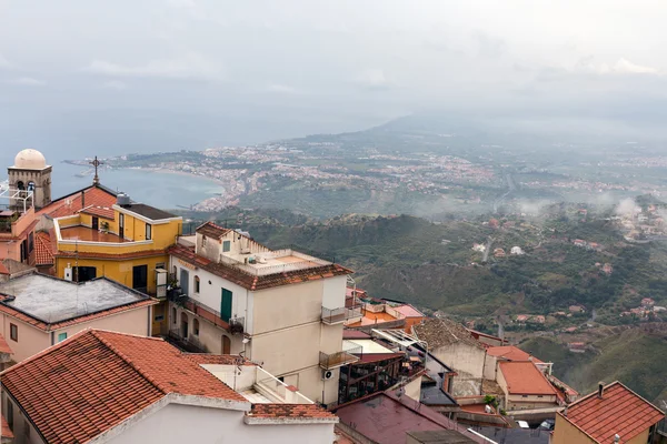 Panorama castelmola bei taormina mit luftbild sizilianische küste — Stockfoto