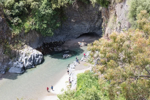 Вид с воздуха ущелье Алькантара с туристами, исследующих ущелье, Италия — стоковое фото