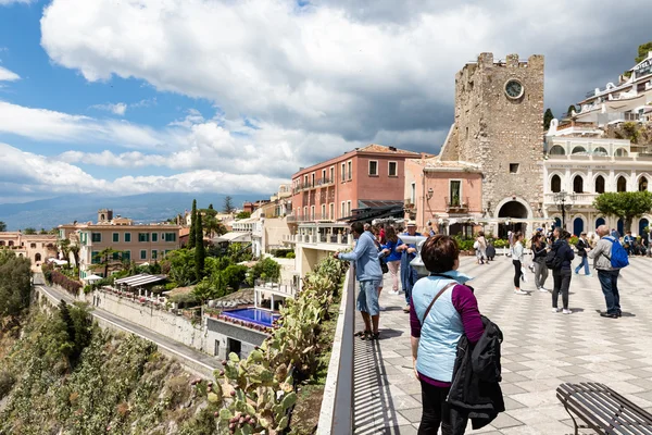 นักท่องเที่ยวที่พลาซ่าหลักของ Taormina ที่ซิซิลี, อิตาลี — ภาพถ่ายสต็อก