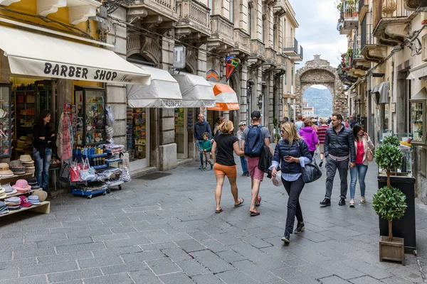 A turistákat a fő utcai Corso Umberto, Taormina, Olaszország — Stock Fotó