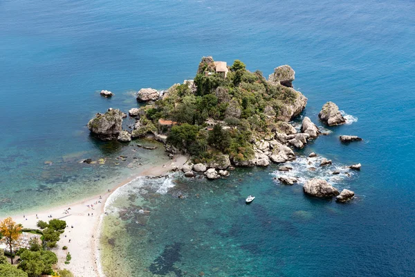 Flygfoto över island och stranden i Taormina, Sicilien, Italien — Stockfoto