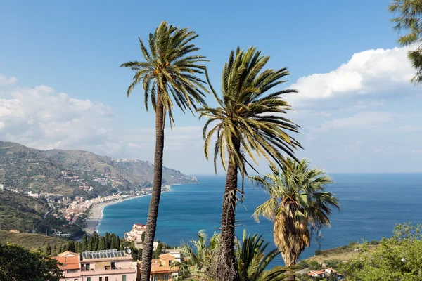 Vista aérea de la costa siciliana cerca de Taormina en Sicilia, Italia — Foto de Stock