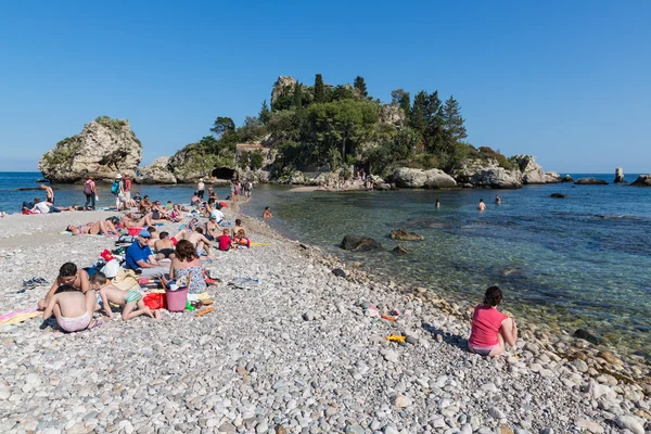 Touristes se relaxant sur la plage de Taormina en Sicile, Italie — Photo