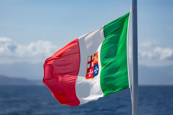 Итальянский флаг на пароме между Сицилией и Эолийскими островами — стоковое фото