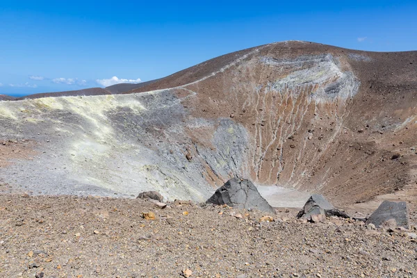 Vulkán és a kráter: Vulcano, Lipari-szigetek közelében, Szicília, Olaszország — Stock Fotó