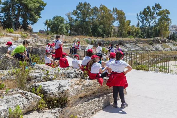 Alumnos de escuela que visitan el teatro griego de Siracusa, Italia — Foto de Stock