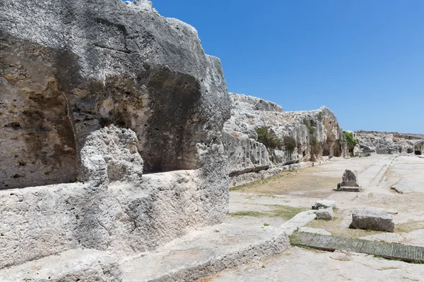 Ροκ κατοικιών σε Αρχαιολογικό Πάρκο Νεάπολις στο Syracusa της Σικελίας — Φωτογραφία Αρχείου