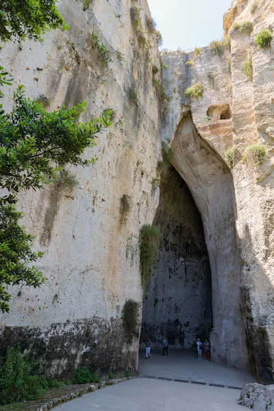 Входная пещера, известная как Ухо Дионисия Археологический парк Сиракузы, Сицилия — стоковое фото
