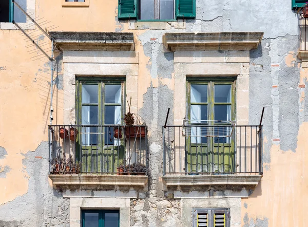 Casas antiguas con balcón en Siracusa, Sicilia — Foto de Stock