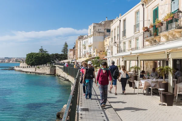 Touristen und Restaurants in der Nähe des Hafens von Syrakus, Italien — Stockfoto