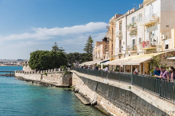 Toeristen en restaurants in de buurt van de haven van Syracusa, Sicilië — Stockfoto