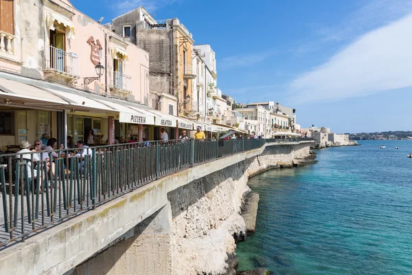 Touristen und Restaurants in der Nähe des Hafens von Syrakus, Sizilien — Stockfoto