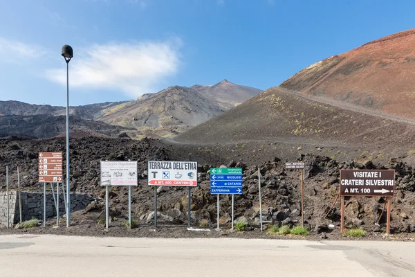 Placas de aviso no Monte Etna na ilha Sicília, Itália — Fotografia de Stock