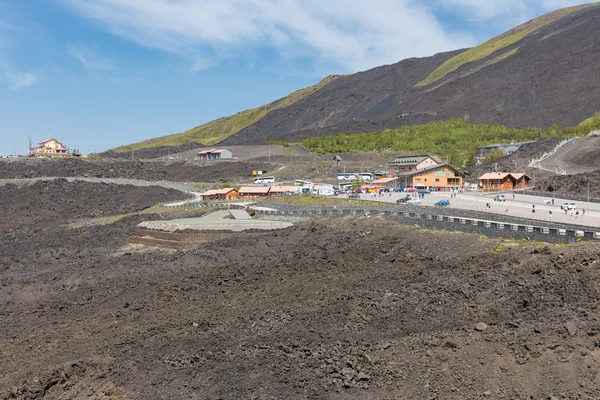 Vulkanen Etna med parkering för turister som besöker vulcano, Sicilien — Stockfoto