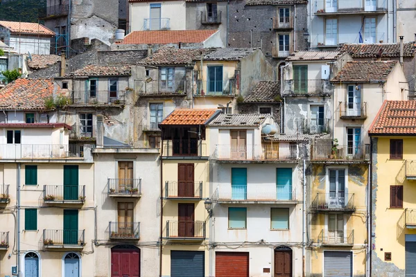 Pueblo siciliano con casas construidas una sobre la otra — Foto de Stock