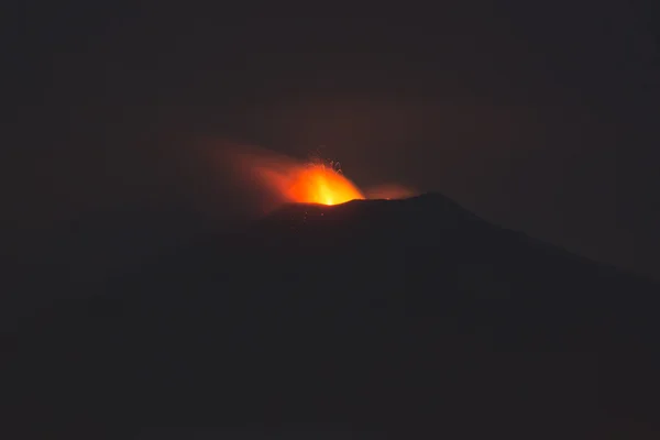 Erupcja sycylijskiego wulkanu Etna w Nigh — Zdjęcie stockowe