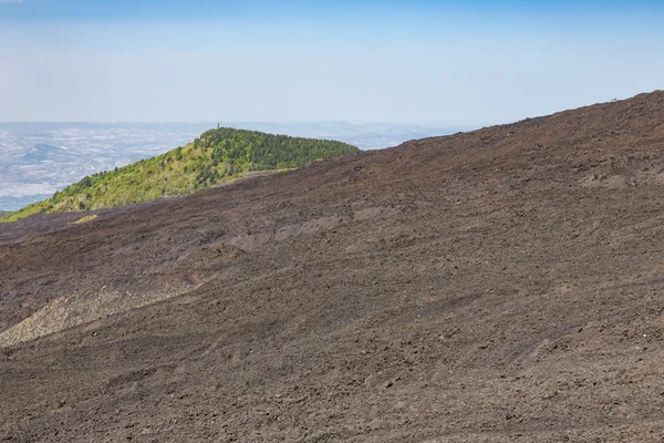 Голый склон горы Этна, покрытый пеплом и камнями, Сицилия — стоковое фото