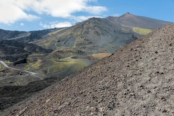 Hellingen van de vulkaan Etna bedekt met as en stenen, Sicilië, Italië — Stockfoto