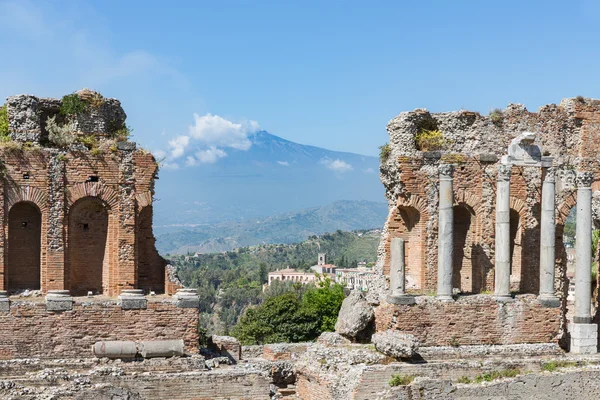 Teatr grecki miasta Taormina z panoramą w Etna, Sicily — Zdjęcie stockowe