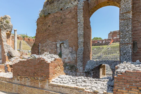 Αρχαίο ελληνικό θέατρο του Taormina πόλη στη Σικελία — Φωτογραφία Αρχείου