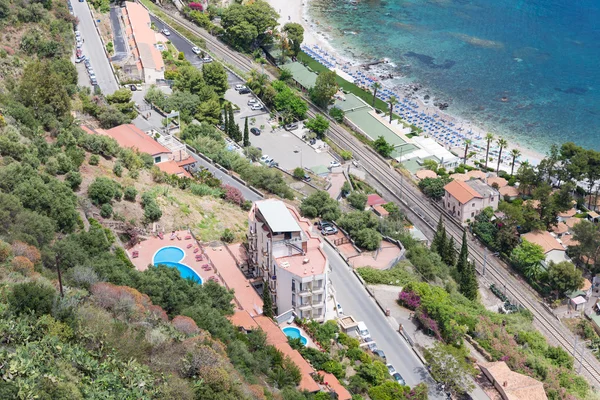 Luchtfoto Siciliaanse kust van Taormina met hotels en strand — Stockfoto