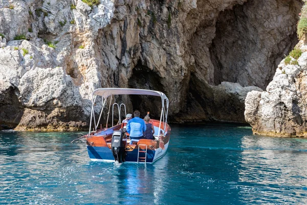 Motorbåt att ange en grotta på segla utmed kusten Taormina, Sicilien, Italien — Stockfoto