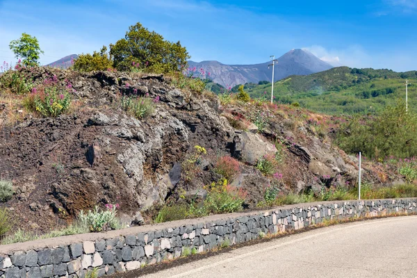 Route de montagne vers le sommet du volcan Etna en Sicile, Italie — Photo