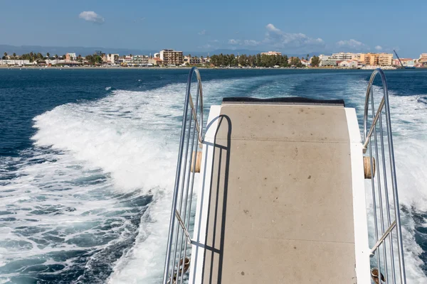 Wake and Gangway of ferry leaving harbor of Milazzo, Italy — Stock Photo, Image