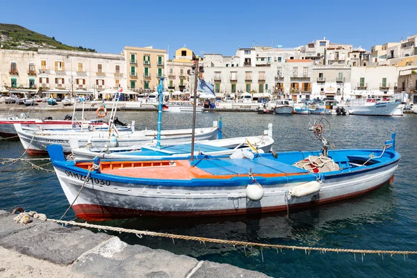 Harbor Lipari at the Aeolian islands of Sicily, Italy — Stock Photo, Image