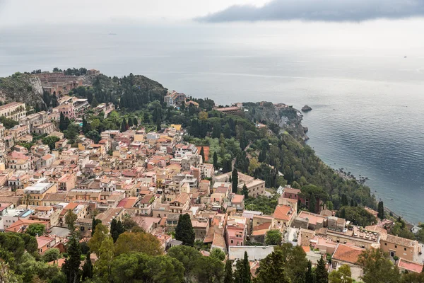 มุมมองทางอากาศของ Taormina และทะเลเมดิเตอร์เรเนียน เกาะซิซิลี อิตาลี — ภาพถ่ายสต็อก