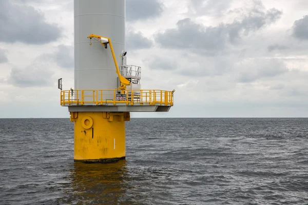 Nadace nizozemského Větrná turbína v moři — Stock fotografie