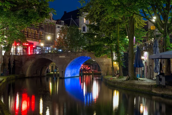 Belysta Oudegracht kanalen i Utrecht, Nederländerna — Stockfoto