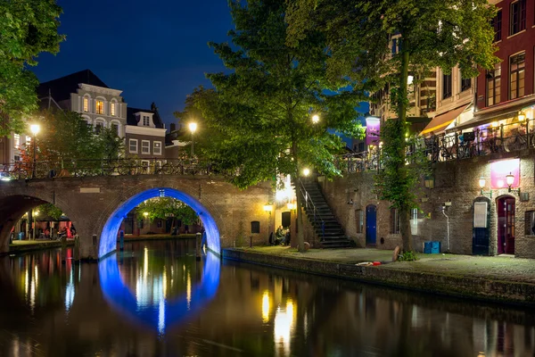 Освещённый канал Удеграхт в Утрехте, Нидерланды — стоковое фото