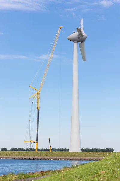 Bouw website Nederlandse windturbine met grote kraan — Stockfoto