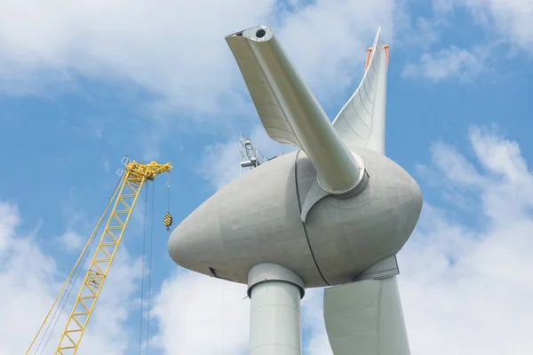 Assembling wings Dutch windturbine with large crane — Stock Photo, Image